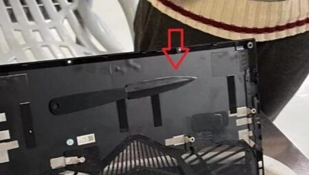 Dizüstü bilgisayarının içine bıçak gizleyen adam uçağa binerken yakalandı