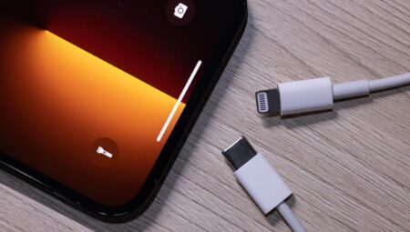 Apple, USB-C’den para kazanmanın yolunu buldu: iPhone 15’te sınırlayacak