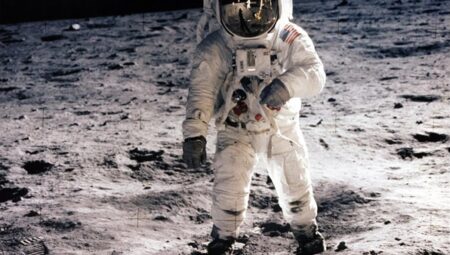Ay’a dönüş: NASA, yeni nesil uzay giysisini tanıttı