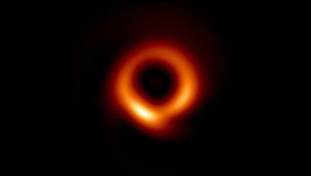 Ünlü kara delik fotoğrafı makine öğrenme modelleri kullanarak netleştirildi